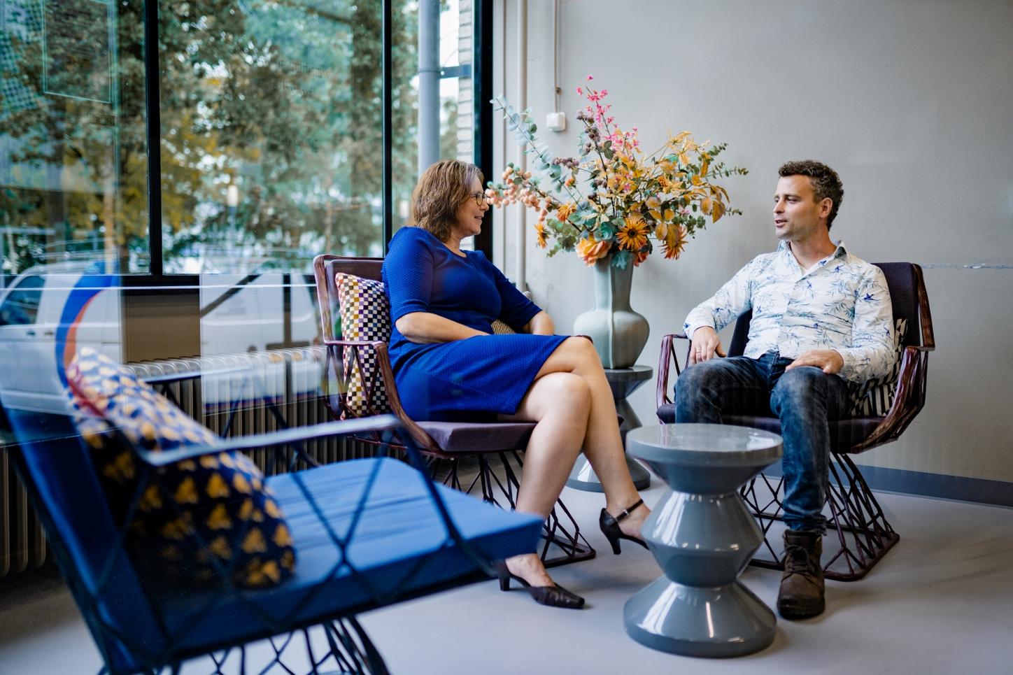 Femke talking with a collague