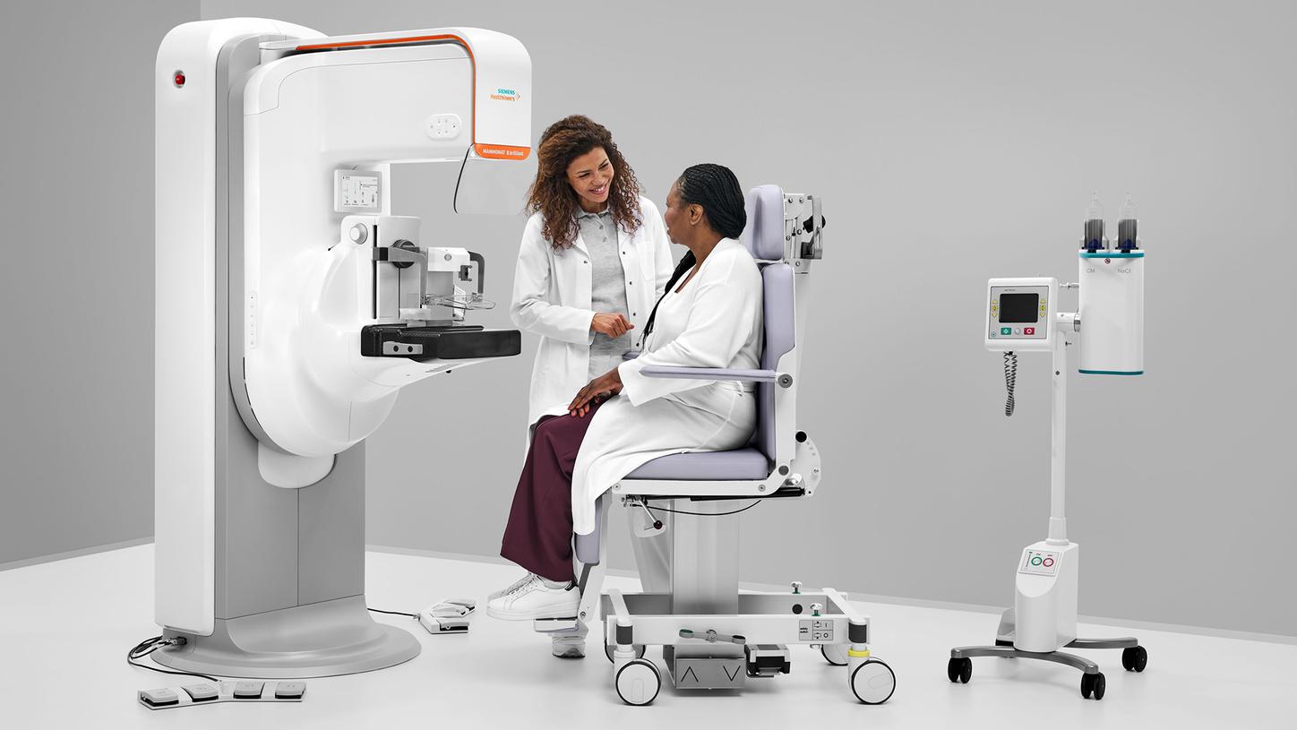 A physician talks to a patient before the contrast-enhanced mammography examination with the MAMMOMAT B.brilliant.