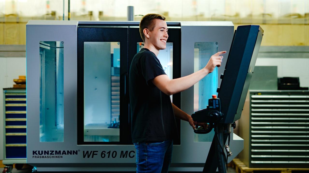 Tim Scharnagl working on a machine in a facility of Siemens Healthineers.